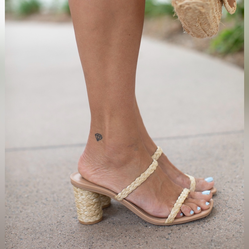 Straw square heeled sandals in beige.